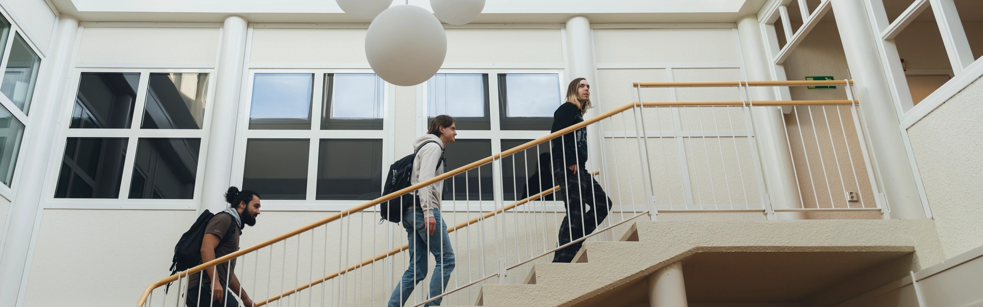 Studenter på väg upp i utbildningstrappan