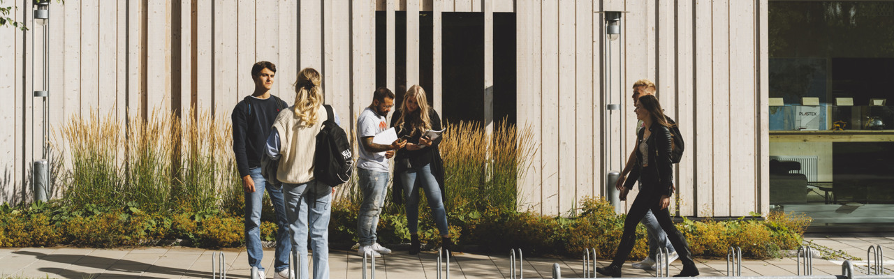 studenter på campus skellefteå