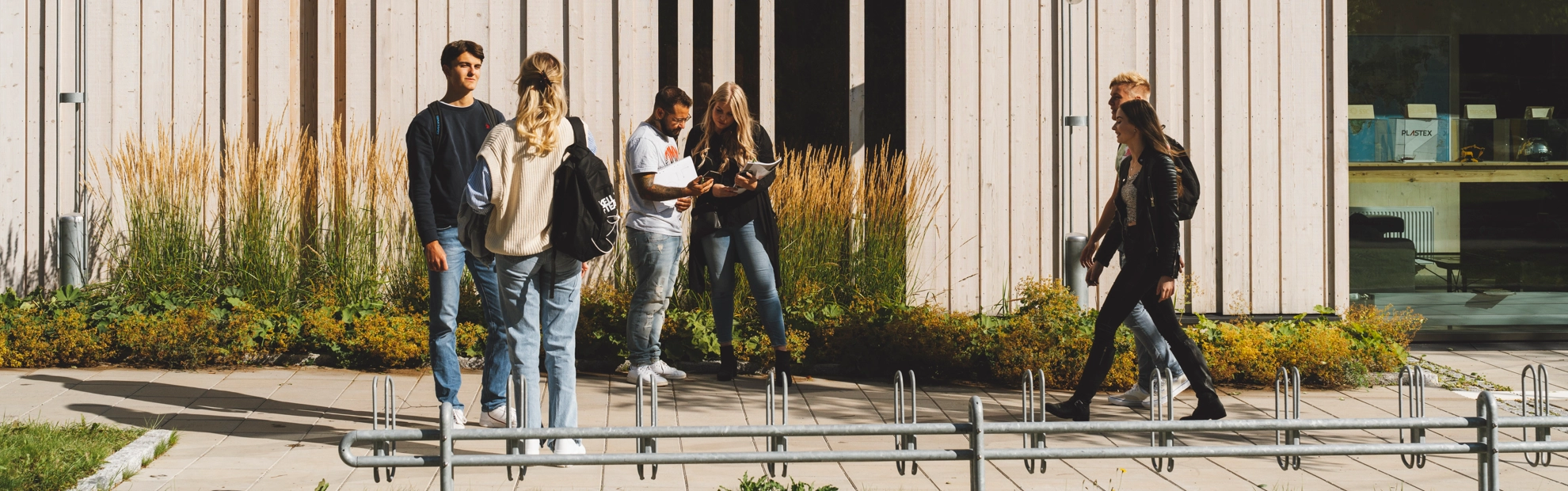 studenter ute på campus
