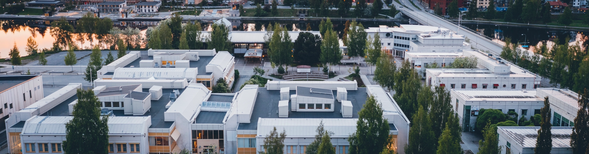 En flygbild av Skellefteå i solnedgången.