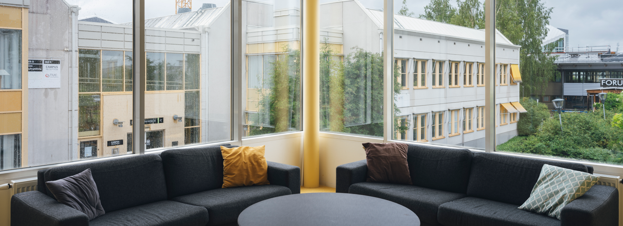 Ett rum med två soffor och stora fönster. Campus Skellefteå.