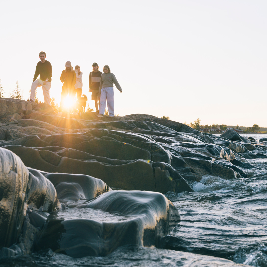 Ett kompisgäng promenerar på klipphällor