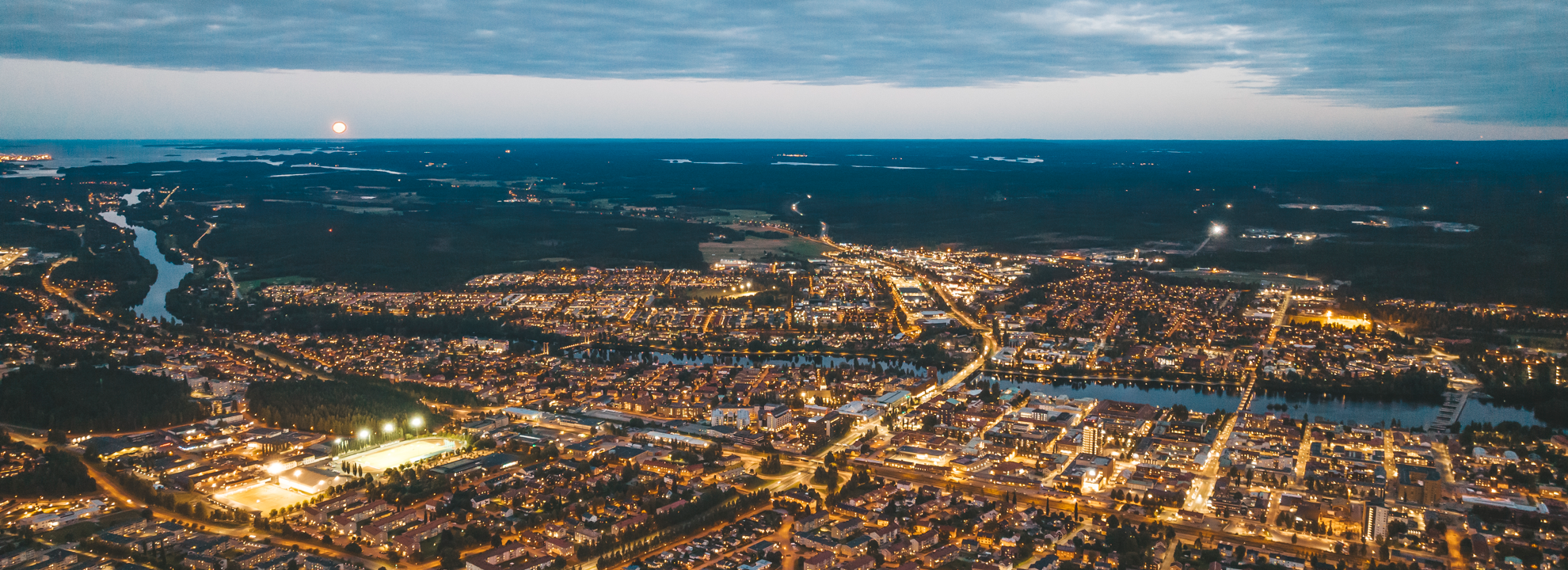 Vy över Skellefteå nattetid