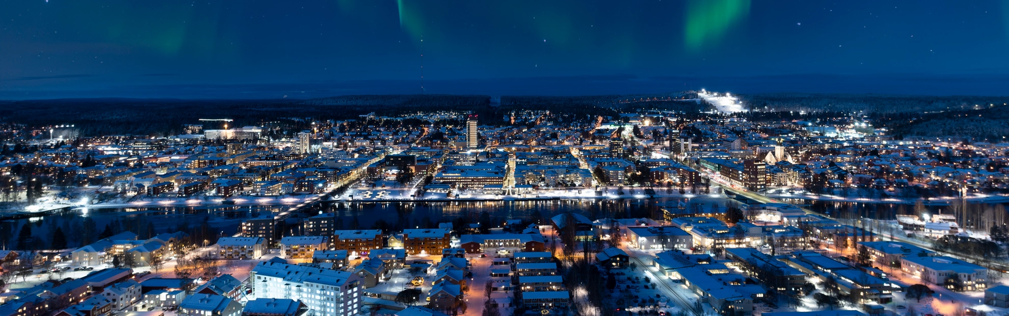 Vybild över Skellefteå centrum med norrsken