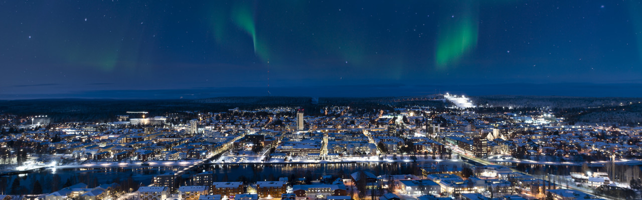 Vybild över Skellefteå centrum med norrsken