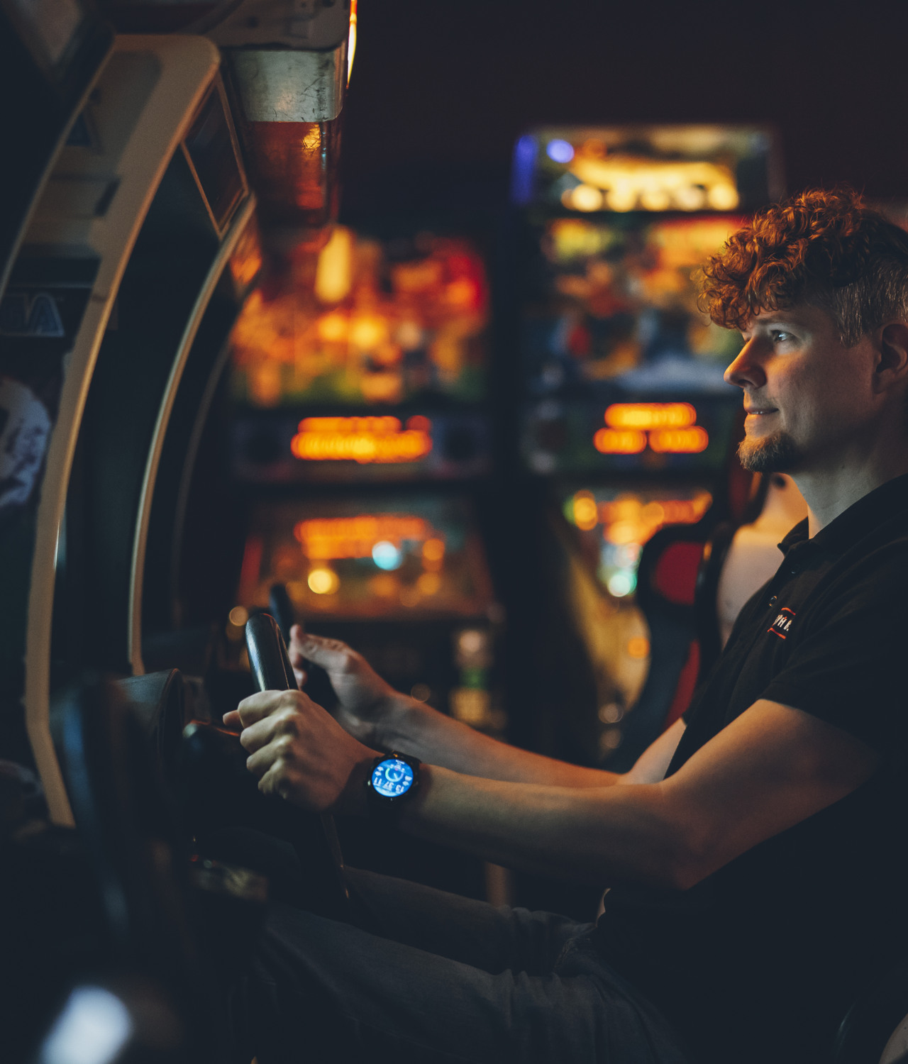 En man sitter i en spelautomat och spelar ett spel.