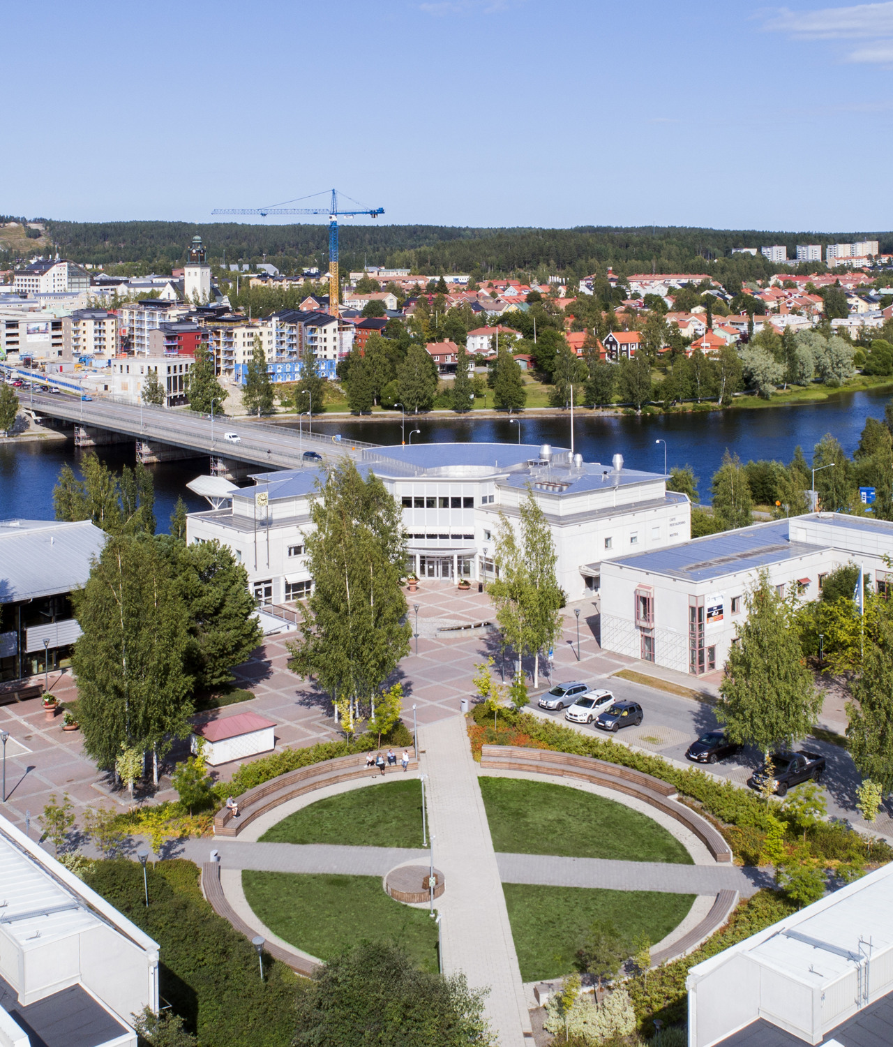 En flygbild av en stad med en flod som rinner genom den.