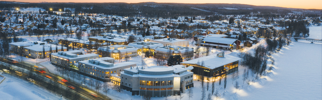 En flygbild av Campus Skellefteå på vintern.