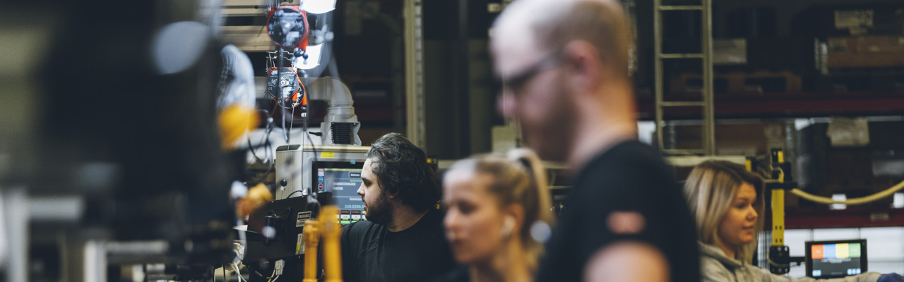 En grupp människor som arbetar i en fabrik.