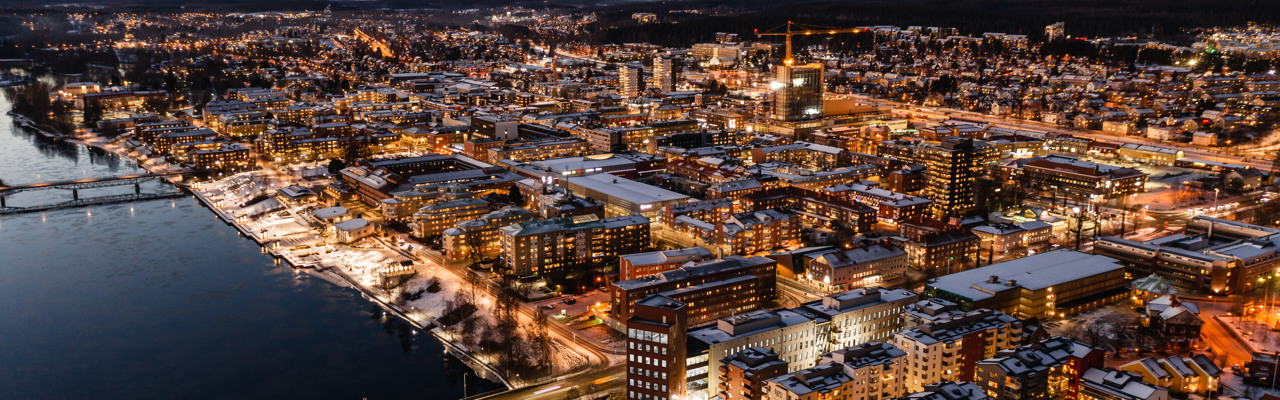 En flygbild av en stad på natten.