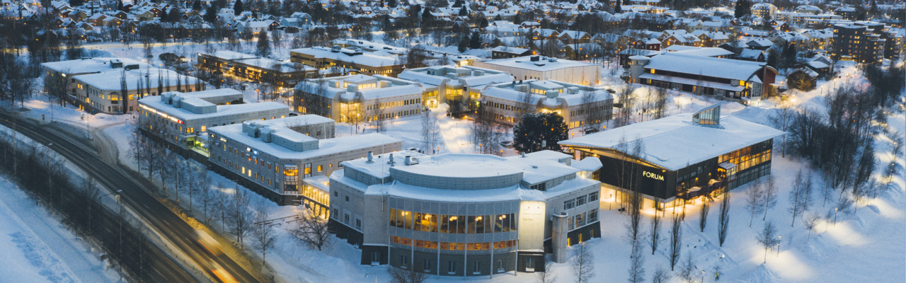 En flygbild över Campus Skellefteå på vintern.