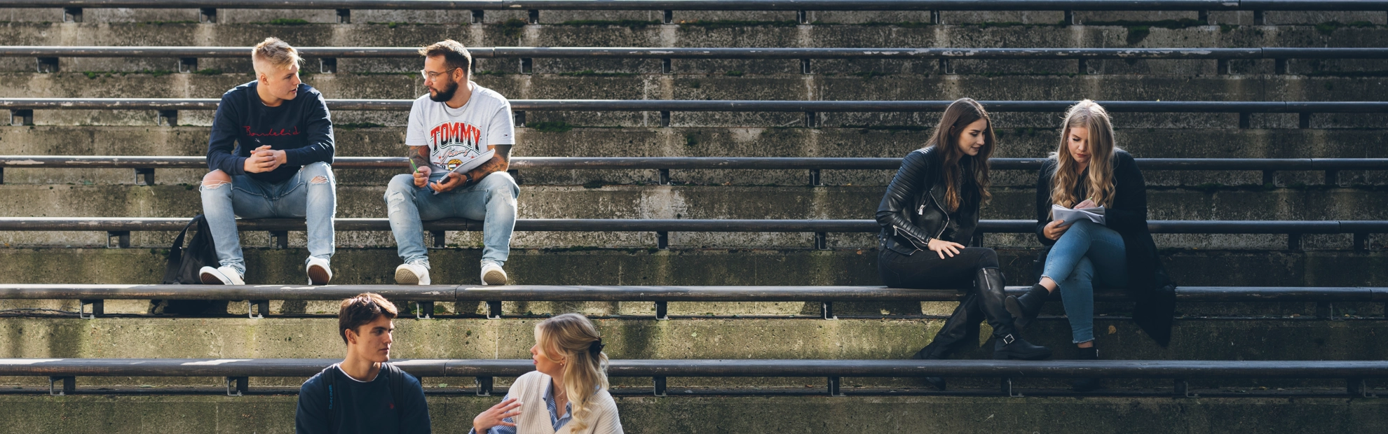 Studenter i campustrappen utomhus