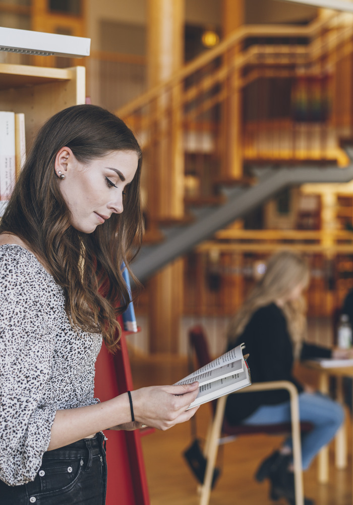 Student på campusbiblioteket.