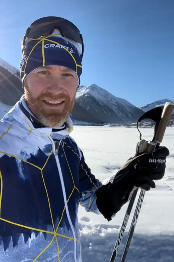 Mattias Hallberg har haft många timmar på skidorna sedan han började arbeta med längdlandslaget. Detta för att sätta sig in i hur träningen belastar kroppen.