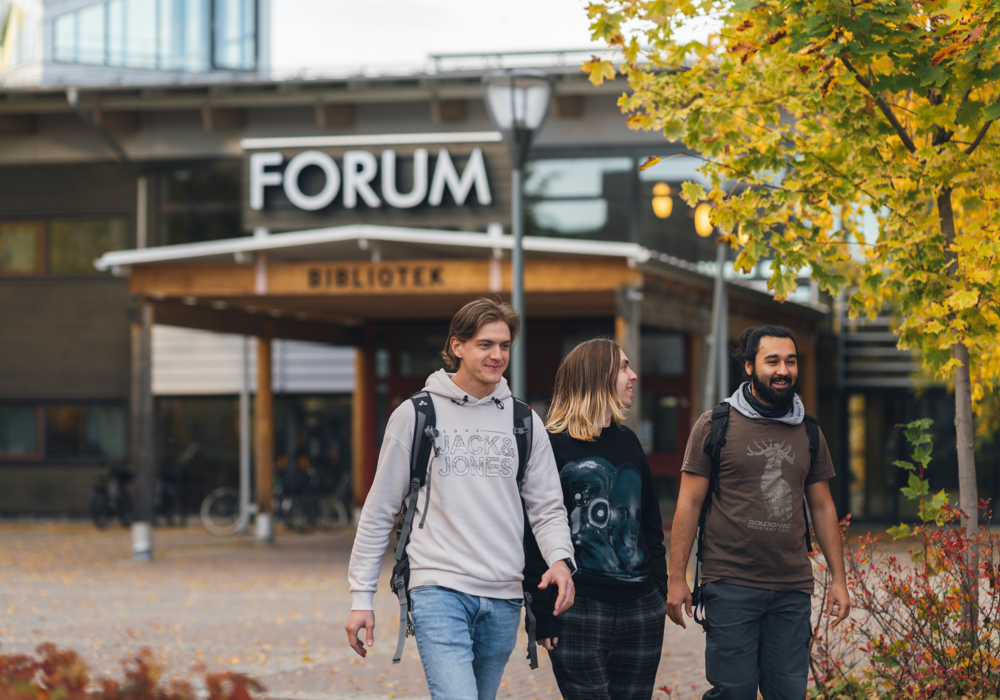 Studenter utanför Forum, Campus