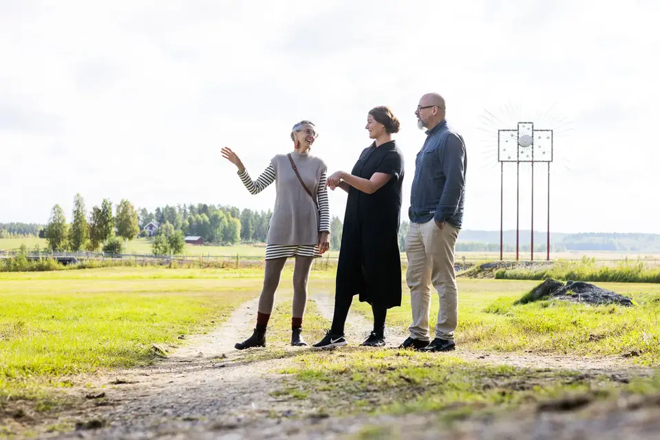 Eken har planterats i närheten av Solviks folkhögskola. Det tycker Elisabet Andersson, Åsa Wallmark och Fredrik Marklund passar bra eftersom eken råkar vara en symbol för lärandet.