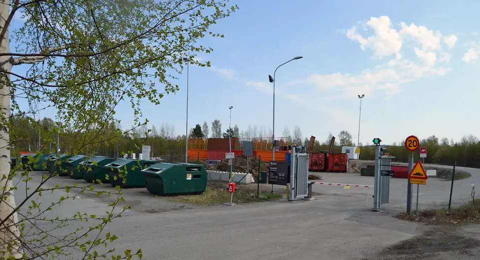Foto som visar rampen på Ursvikens återvinningscentraler med skyltning för sortering i respektive container