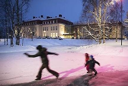 Barn som åker skridsko på Nordanå