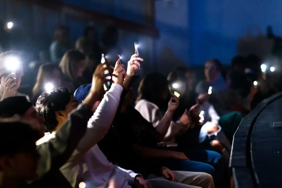 Mobiltelefoner som lyser under en konsert