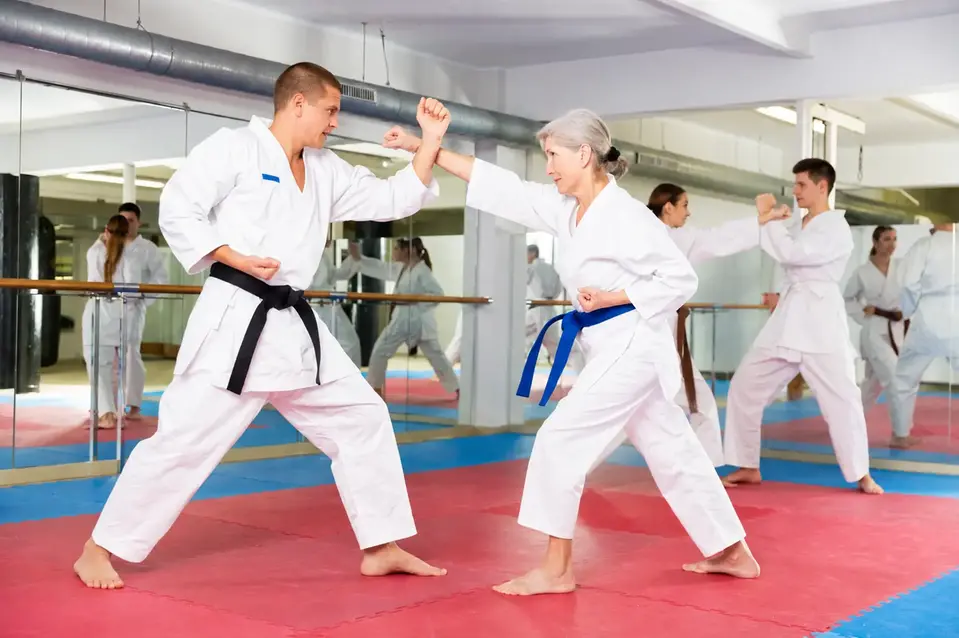 Två personer som tränar Taekwondo tillsammans