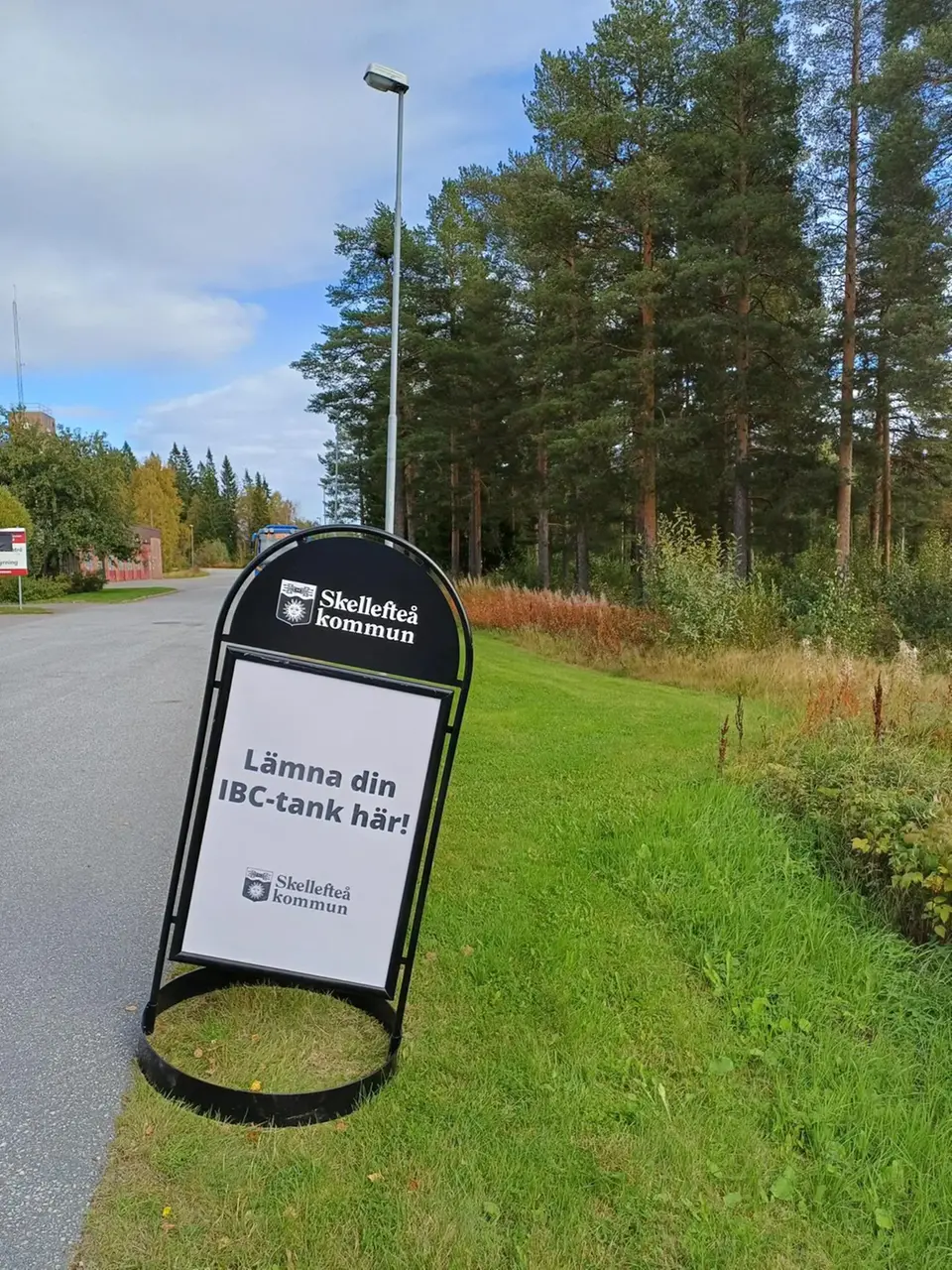 Bild på trottoarpratare placerad vid parkeringen på gamla brandstationen.