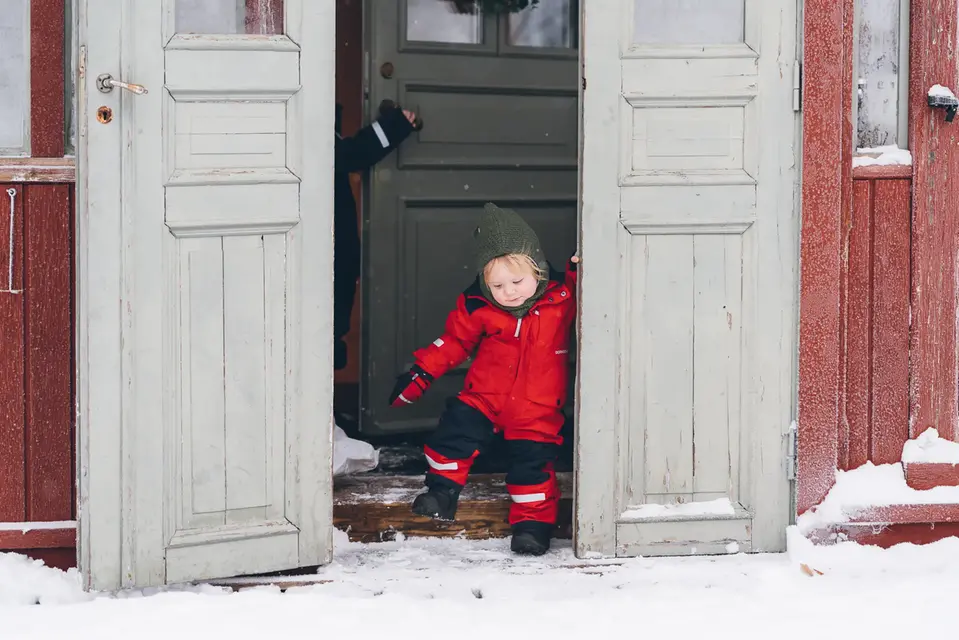 En av sönerna i familjen Vanes kliver ut genom dörren för att leka i snön