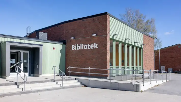 En tegelbyggnad med trappor som leder upp till den.