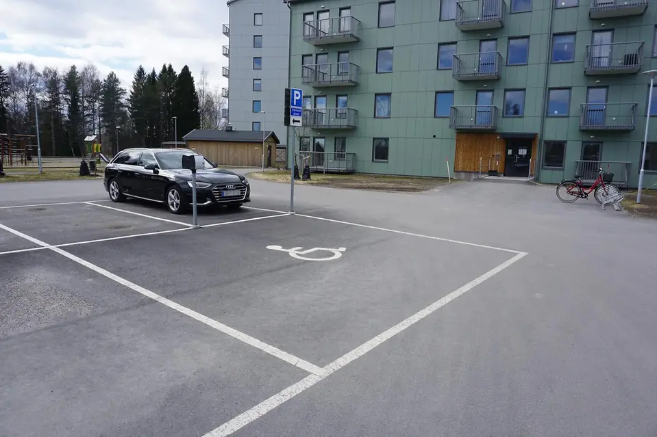 Parkeringsplats för person med en rörelsenedsättning inom 25 meter från entrén. 