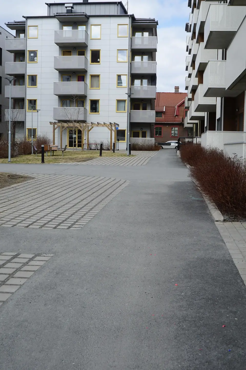 Asfalterad gångväg med tydlig avgränsning av plattor.