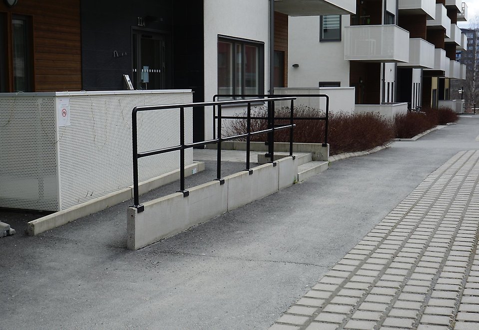 Ramp till entré med vilplan.