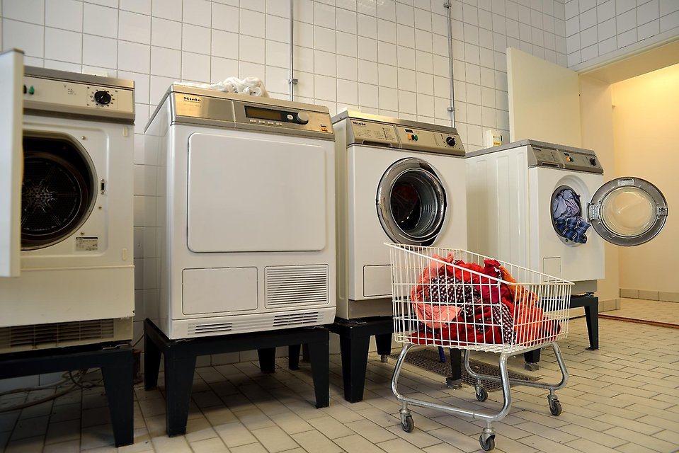 Tvättstuga med anpassad placering av tvättmaskiner för att kunna användas av rullstolsburna.