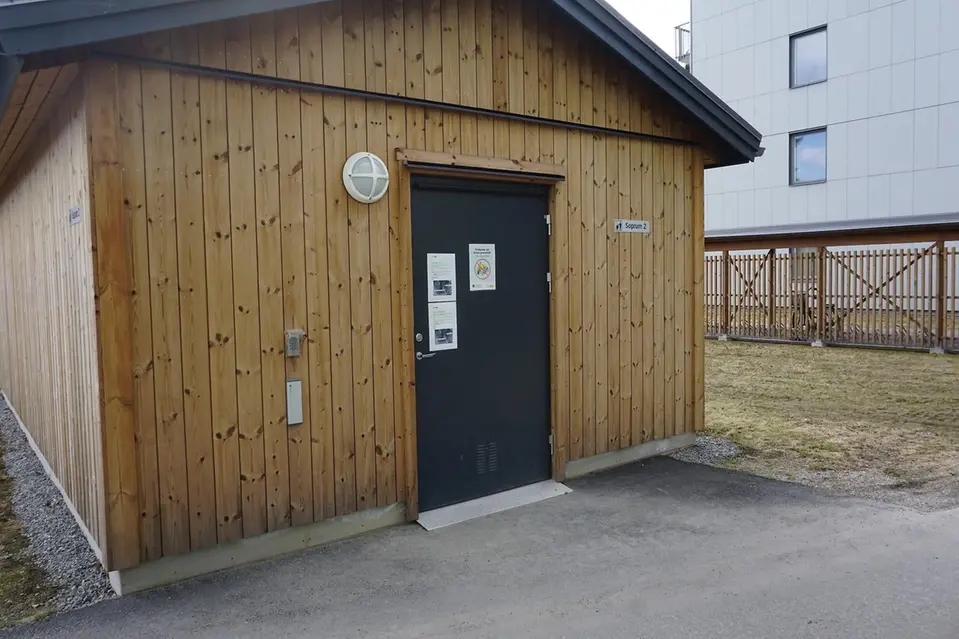 Miljörum med dörröppnare och tydlig skyltning.