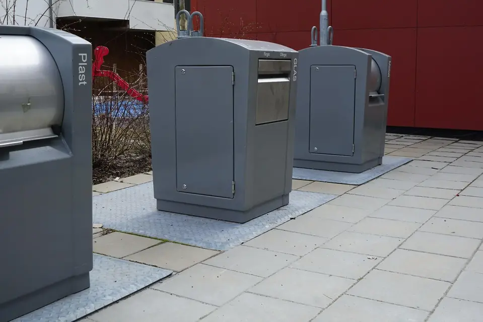Sopnedkast med jämn markbeläggning runtom samt inkast som i höjd nås också av person i rullstol.