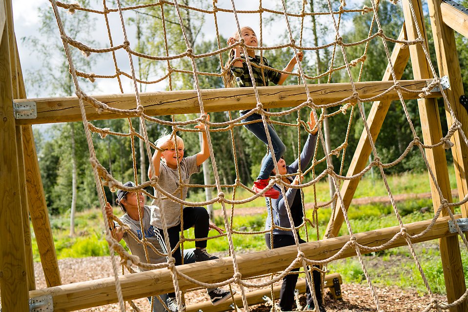 Barn leker i klätterställning